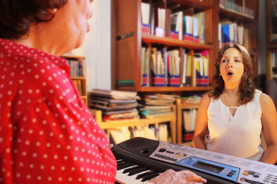 Aprenda a cantar con la profesora Mercedes Guevara